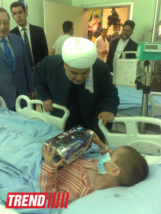 Глава Управления мусульман Кавказа посетил детскую клинику Национального центра онкологии в Баку (ФОТО)