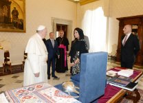 Первая леди Азербайджана встретилась с Папой Римским (ФОТО)