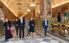 Azerbaijani first lady views Vatican Apostolic Library (PHOTO)