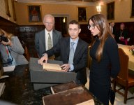 Azerbaijani first lady views Vatican Apostolic Library (PHOTO)