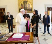 Azərbaycanın birinci xanımı Mehriban Əliyeva Roma Papası Fransisk ilə görüşüb (FOTO)
