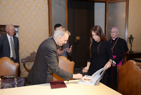 Azerbaijani first lady views Vatican Apostolic Library (PHOTO)