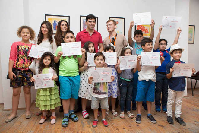 В Баку прошла выставка учеников художественной школы Arts School "Мир красок" (ФОТО)