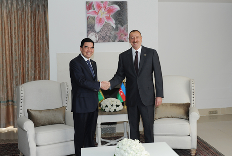 Prezident İlham Əliyev Türkmənistan Prezidenti Qurbanqulu Berdiməhəmmədov ilə görüşüb (FOTO)