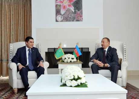 Prezident İlham Əliyev Türkmənistan Prezidenti Qurbanqulu Berdiməhəmmədov ilə görüşüb (FOTO)