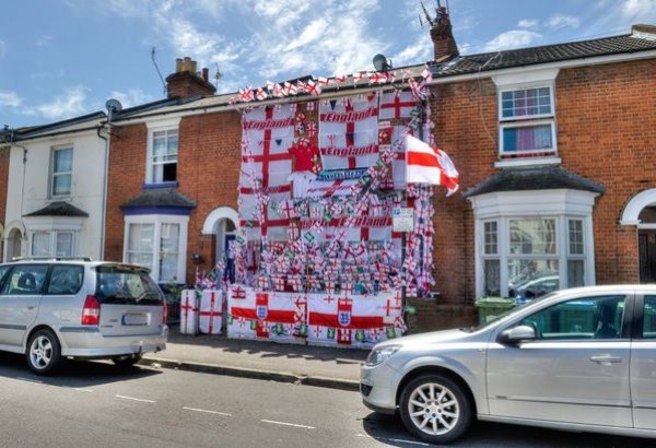 Футбольный фанат полностью покрыл свой дом флагами Англии