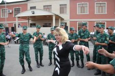 Ниса Гасымова выступила с праздничным концертом перед военнослужащими (ФОТО)