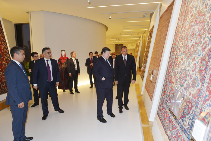 President Ilham Aliyev and President of the European Commission Jose Manuel Barroso visited the Heydar Aliyev Center (PHOTO)