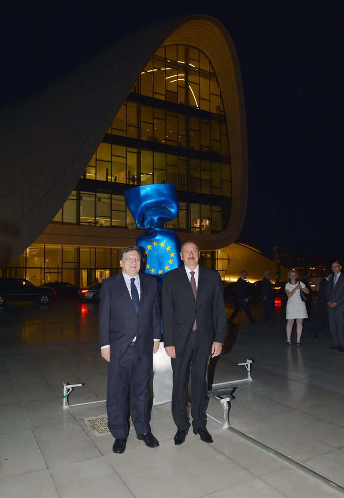 Президент Ильхам Алиев и председатель Еврокомиссии Жозе Мануэл Баррозу посетили Центр Гейдара Алиева (ФОТО)
