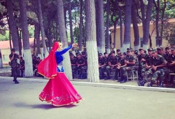 Танцовщица Фатима Фаталиева выступила с концертом перед военнослужащими (фото)