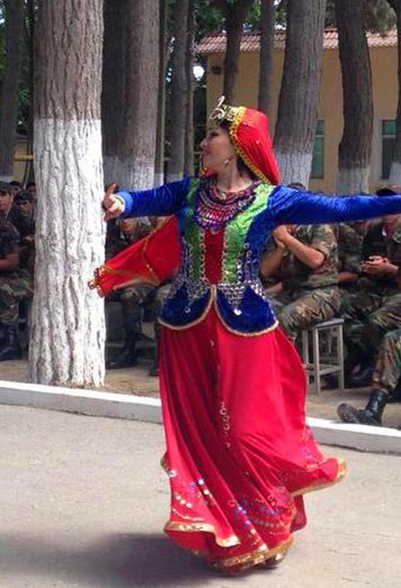 Танцовщица Фатима Фаталиева выступила с концертом перед военнослужащими (фото)