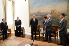 Президенту Ильхаму Алиеву вручена золотая медаль парламента Греции (ФОТО)