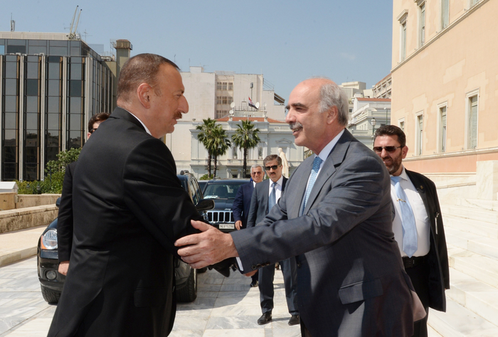 Президенту Ильхаму Алиеву вручена золотая медаль парламента Греции (ФОТО)