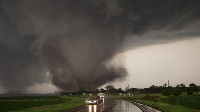 На север штата Оклахома обрушился мощный торнадо, есть пострадавшие