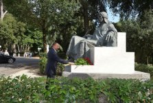 Prezident İlham Əliyev Romada Nizami Gəncəvinin abidəsini ziyarət edib (FOTO)