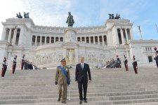Prezident İlham Əliyev Romada naməlum əsgər abidəsini ziyarət edib (FOTO)