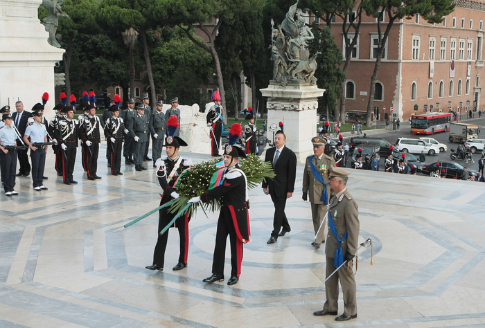 Azerbaijani president visits Tomb of Unknown Soldier in Rome (PHOTO)