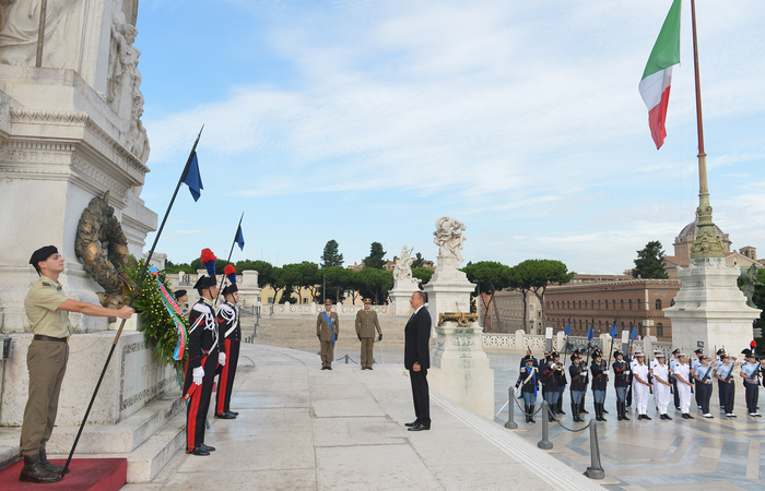 Azerbaijani president visits Tomb of Unknown Soldier in Rome (PHOTO)