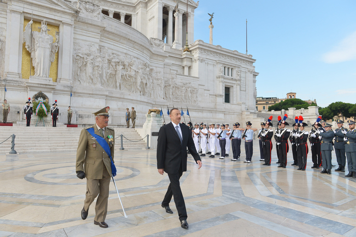 Prezident İlham Əliyev Romada naməlum əsgər abidəsini ziyarət edib (FOTO)
