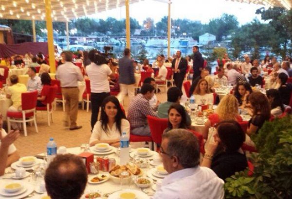 İstanbuldakı azərbaycanlılar iftar süfrəsində bir araya gəlib (FOTO)