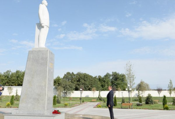 Президент Азербайджана совершает визит в Хызинский район (ФОТО)