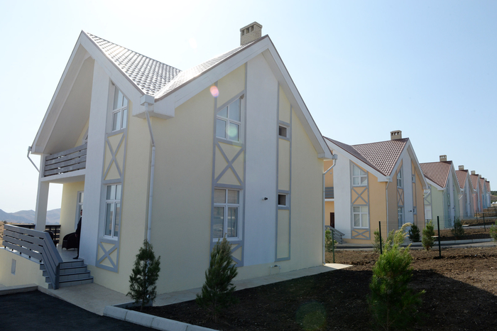 Azerbaijani president reviews 25 newly-built private houses in Khizi