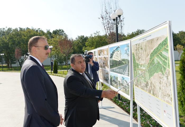 Prezident İlham Əliyev Xızıdakı Heydər Əliyev Parkında aparılan yenidənqurma işləri ilə tanış olub (FOTO)