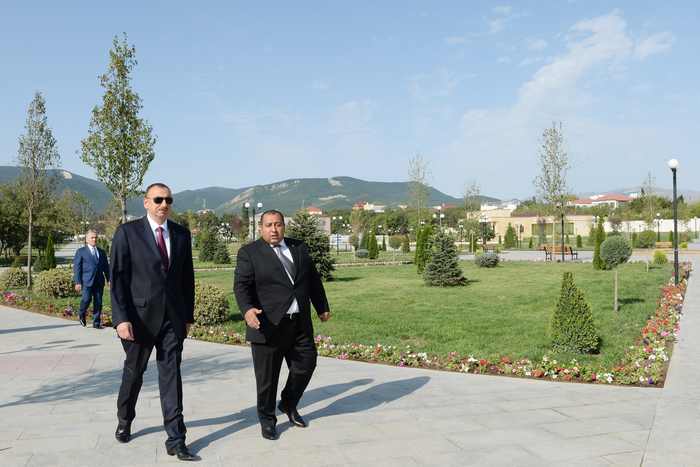 Президент Азербайджана ознакомился с работами по реконструкции в парке Гейдара Алиева в Хызы (ФОТО)