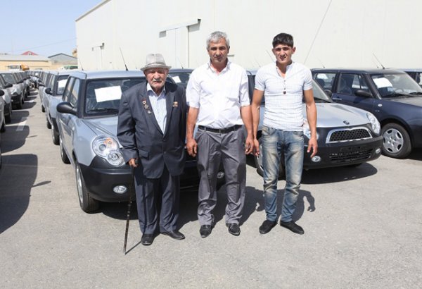 В Азербайджане еще 100 инвалидов получили автомобили (ФОТО)