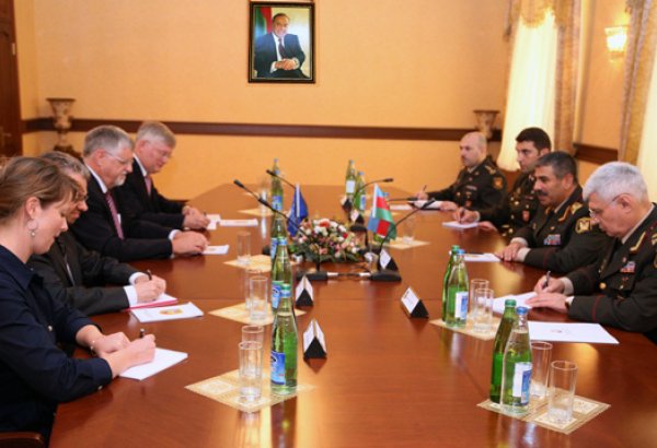Министр обороны Азербайджана встретился со спецпредставителем ЕС по Южному Кавказу