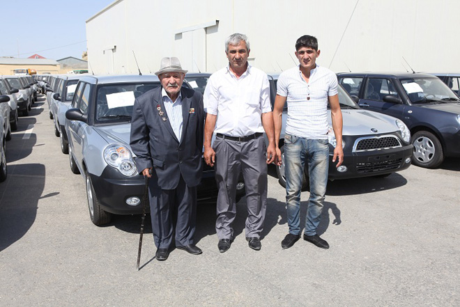 В Азербайджане еще 100 инвалидов получили автомобили (ФОТО)