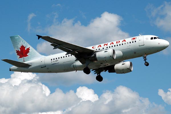 Самолет Air Canada совершил аварийную посадку в Канаде