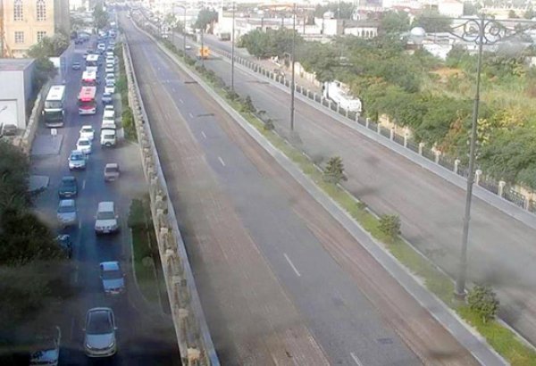 На одной из улиц Баку частично ограничено движение транспорта  (ФОТО)
