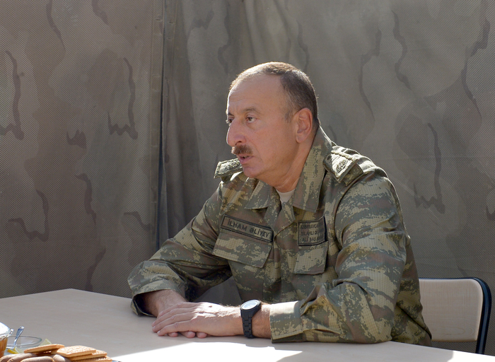 Azerbaijani president visits frontline military unit (PHOTO)