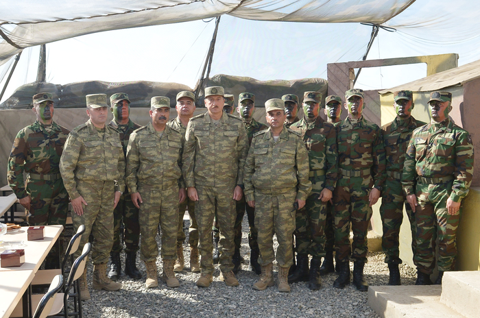 Azerbaijani president visits frontline military unit (PHOTO)