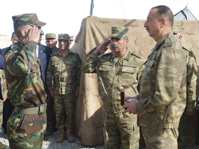 Azerbaijani president visits frontline military unit (PHOTO)