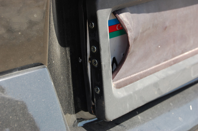 Bakıda dövlət nömrə nişanını pult vasitəsilə gizlədən "Porsche Cayenne" markalı avtomobilin sürücüsü həbs edildi (FOTO)