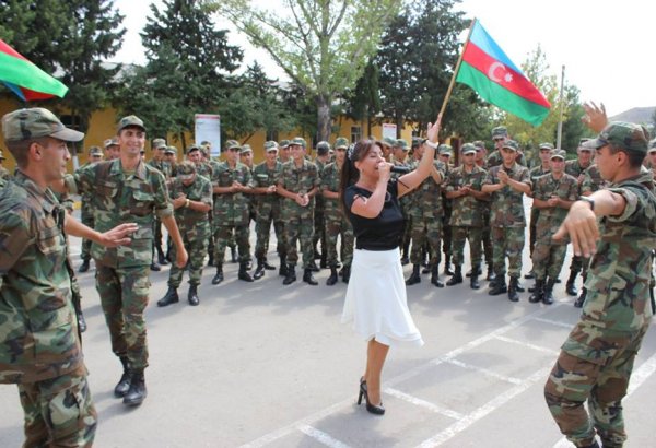 Ашуг Самира выступила с концертной программой перед военнослужащими (ФОТО)
