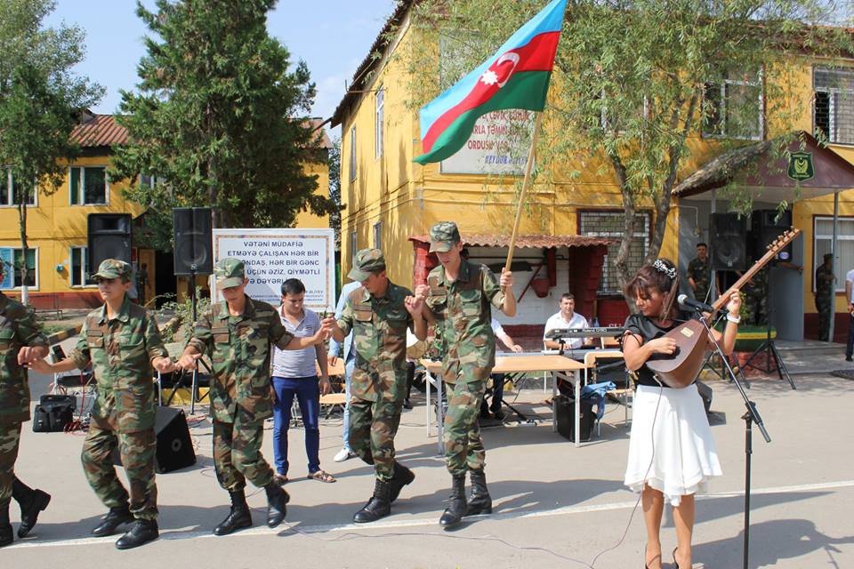 Ашуг Самира выступила с концертной программой перед военнослужащими (ФОТО)