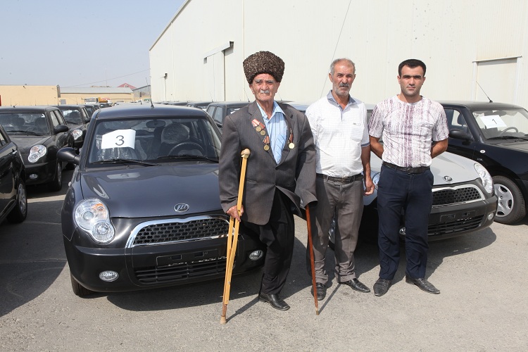 В Азербайджане обеспечены автомобилями еще 104 инвалида (ФОТО)