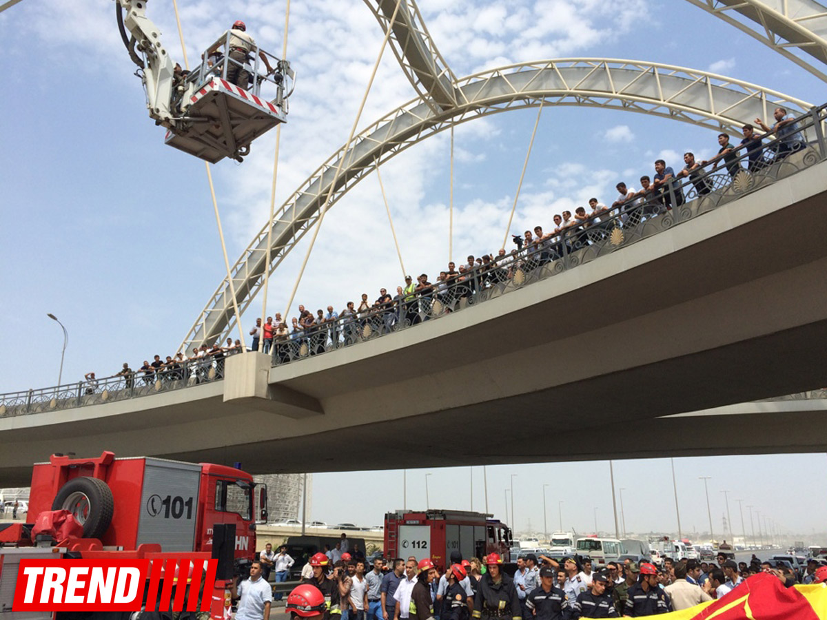 Удалось спустить на землю мужчину, пытавшегося броситься с моста в Баку (версия 4) (ФОТО)