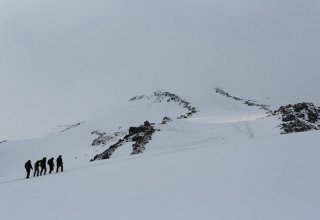 Один из пострадавших от удара молнии на Эльбрусе альпинистов погиб