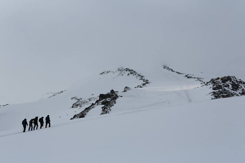 Elbrus dağında iki alpinisti ildırım vurub: 1 ölü