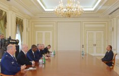 Президент Ильхам Алиев принял новоназначенного командующего Транспортным командованием США