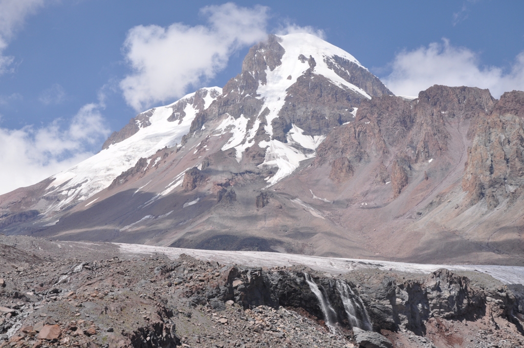 Команда альпинистов "NIKOIL Bank" покорила вершину Казбек – 5033 метра над уровнем моря  (ФОТО)