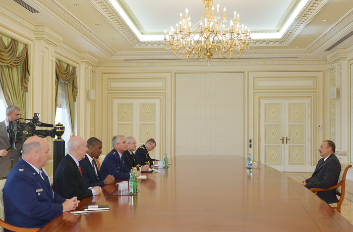 Президент Ильхам Алиев принял новоназначенного командующего Транспортным командованием США