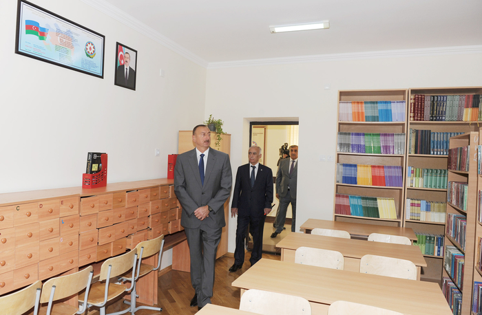 Президент Азербайджана ознакомился с новым корпусом одной из бакинских школ после капремонта и реконструкции  (ФОТО)