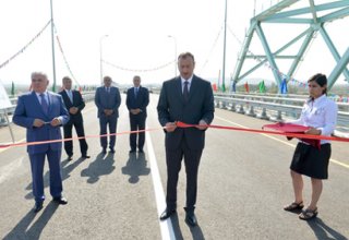 Президент Азербайджана принял участие в открытии моста через Куру на автодороге Гаджигабул-Бахрамтепе (ФОТО)