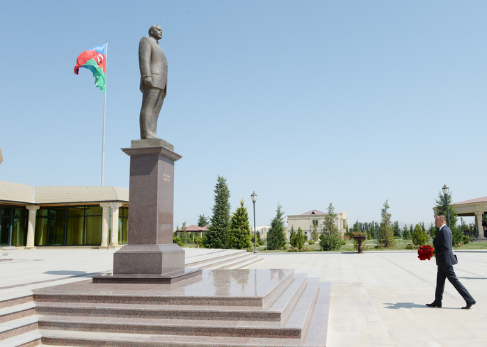 Президент Азербайджана посетил памятник общенациональному лидеру азербайджанского народа Гейдару Алиеву в Горадизе (ФОТО)