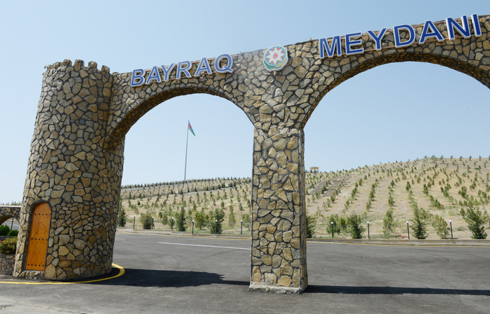 Azerbaijani president reviews conditions at Flag Square in Horadiz city (PHOTO)